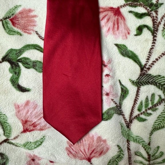 Elegant Crimson Silk Tie for Men - Picture 1 of 2